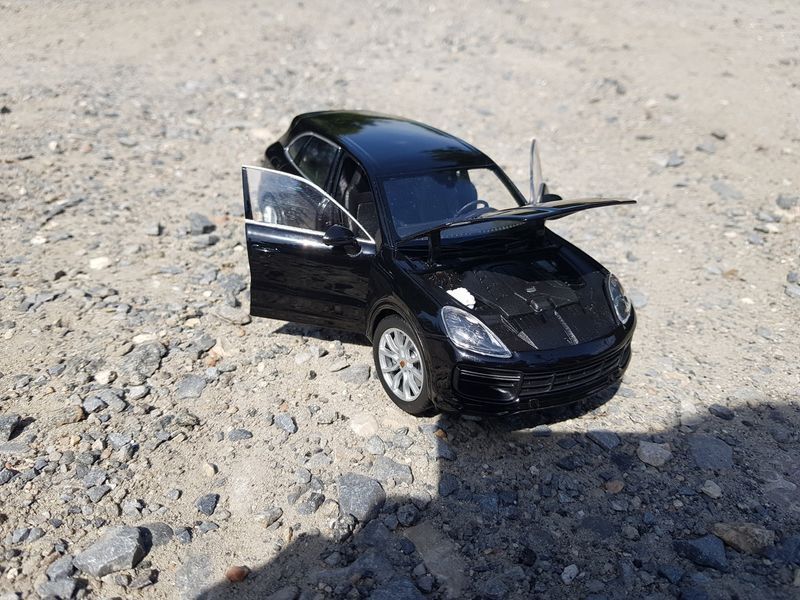 Машина металева 24092W "WELLY" 1:24 PORSCHE CAYENNE TURBO 24092W фото