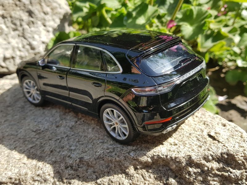 Машина металева 24092W "WELLY" 1:24 PORSCHE CAYENNE TURBO 24092W фото